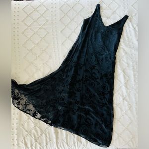 Black V-neck 90’s/00’s style dress